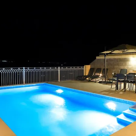 Hébergement de vacances Magnifica With Jacuzzi Hot Tub And Pool *