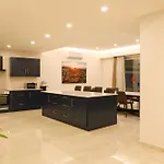 Magnifica With Jacuzzi Hot Tub And Pool Holiday home *